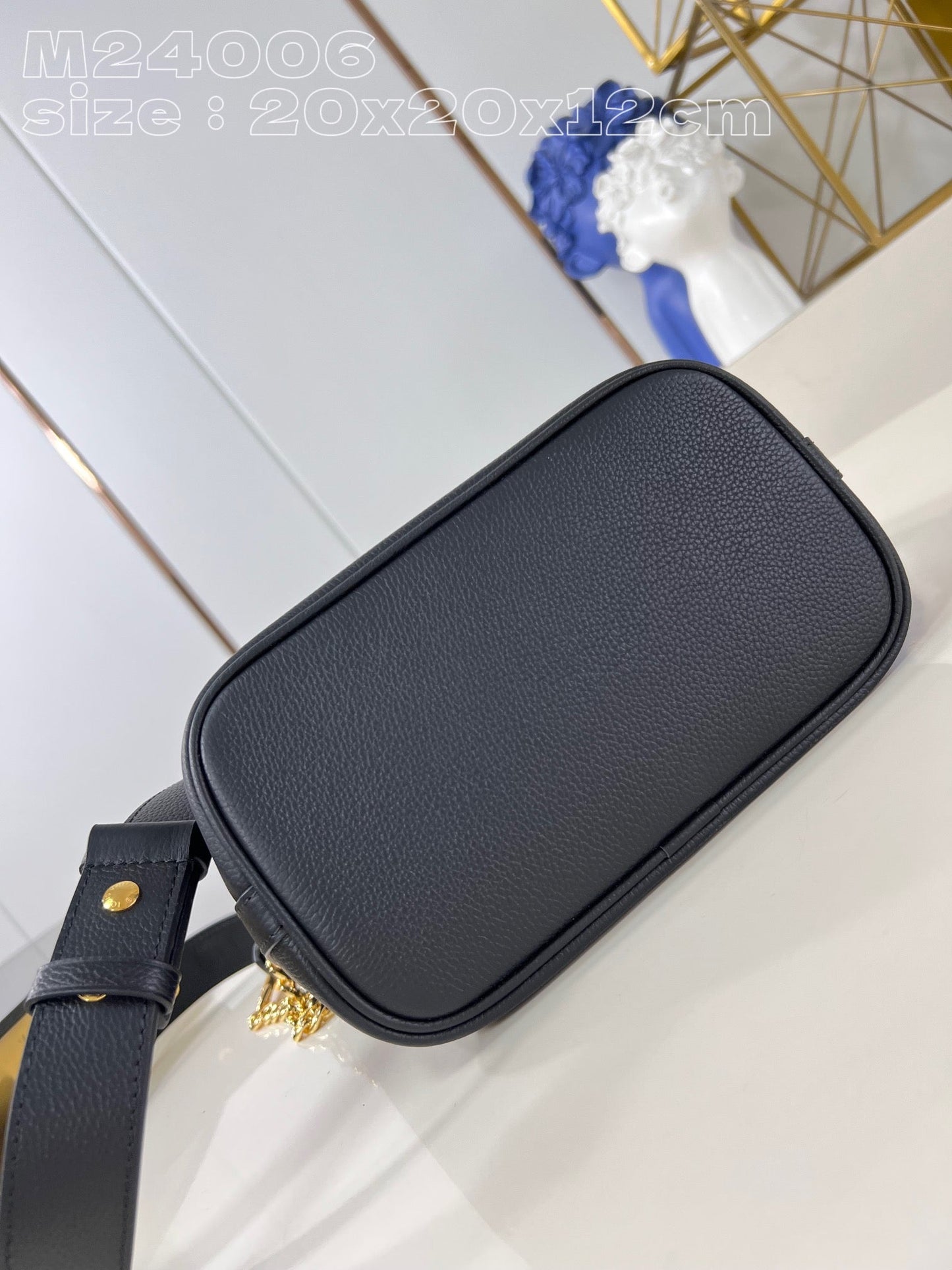Louis Vuitton Lock and Walk Shoulder Bag Black M24006, 20 x 20.5 x 12