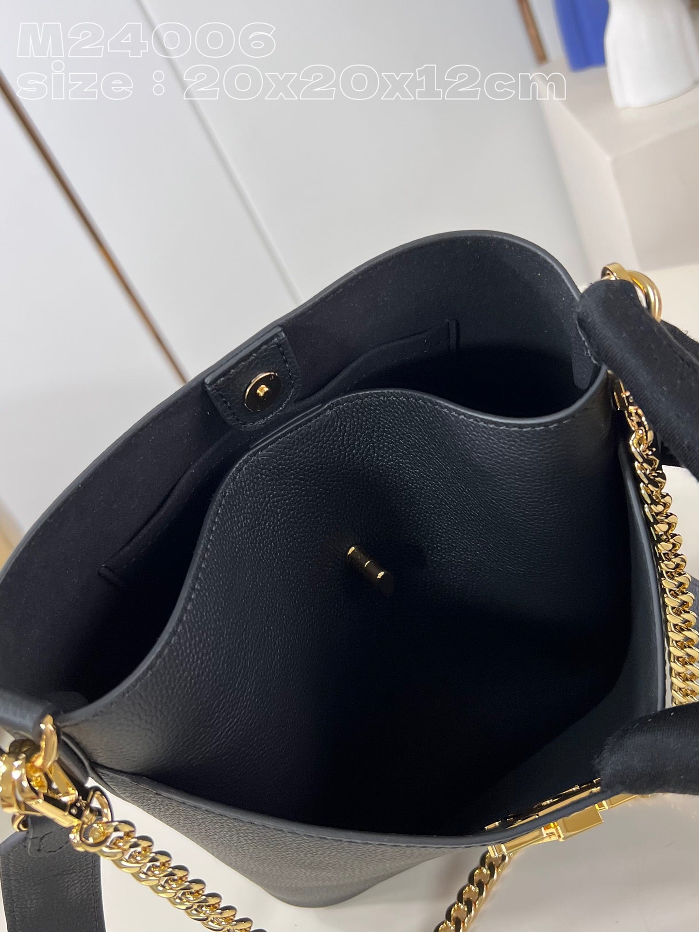 Louis Vuitton Lock and Walk Shoulder Bag Black M24006, 20 x 20.5 x 12