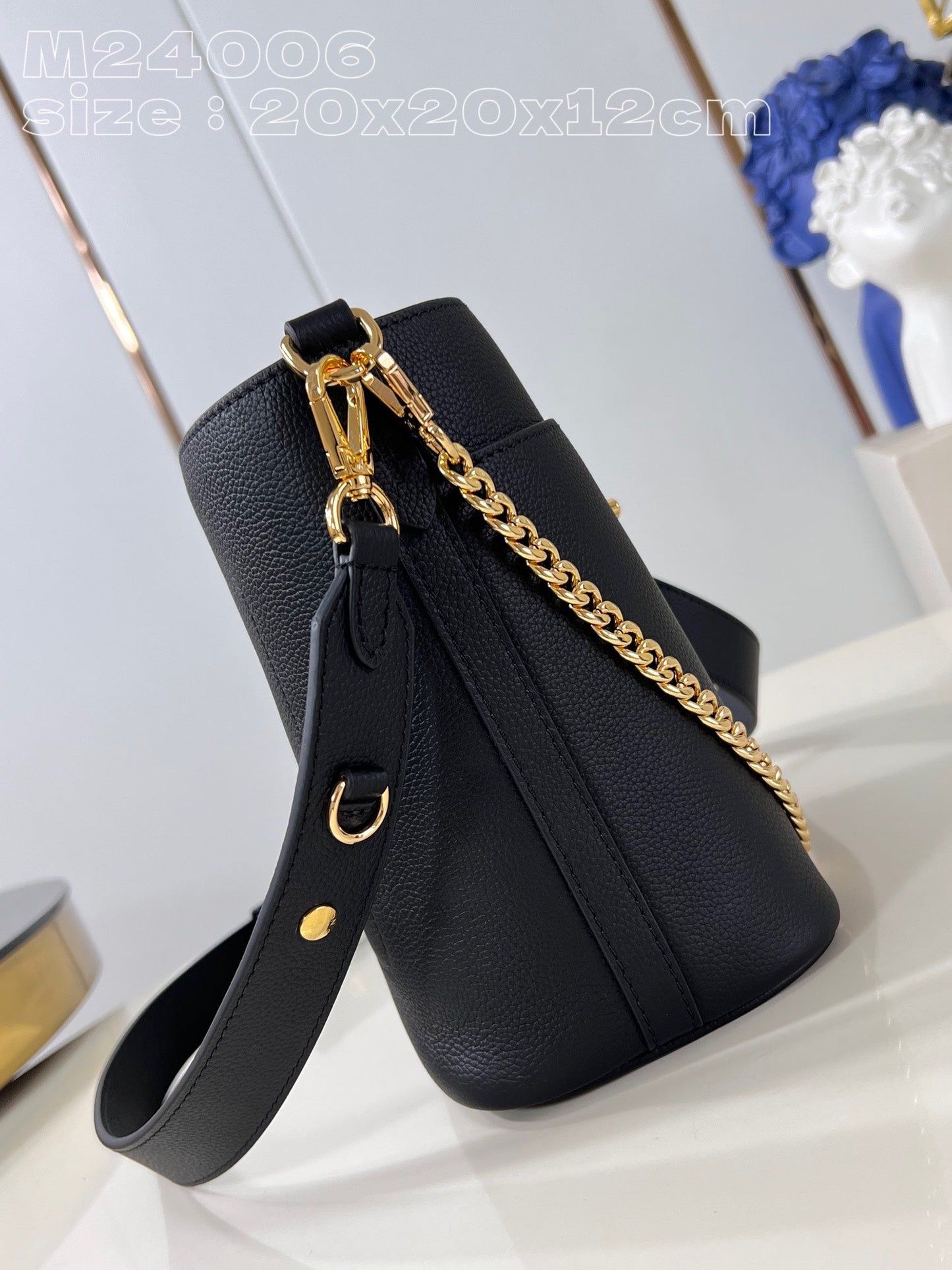 Louis Vuitton Lock and Walk Shoulder Bag Black M24006, 20 x 20.5 x 12