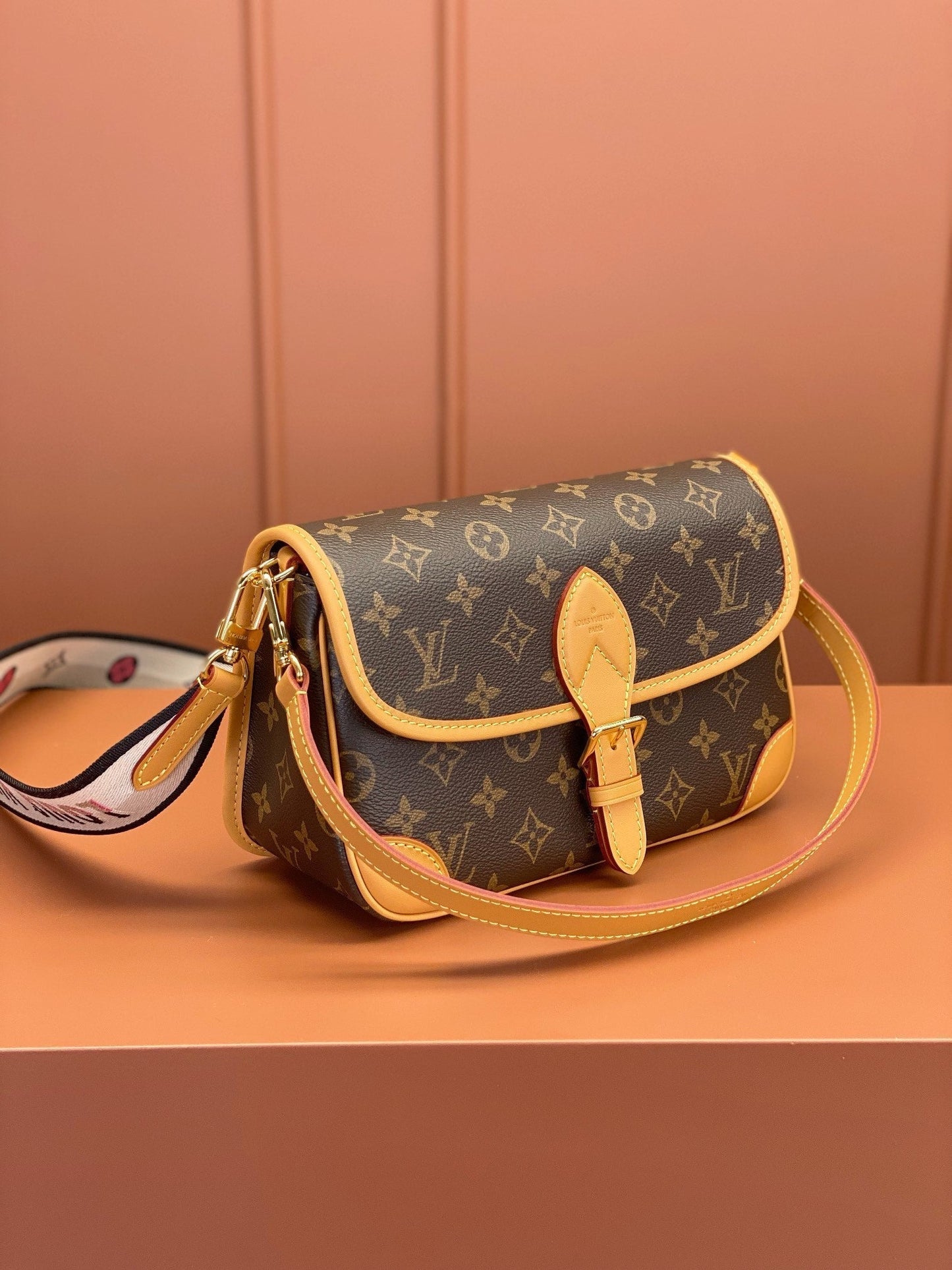 Louis Vuitton M45985 DlANE Hand Bag 24x15x9cm