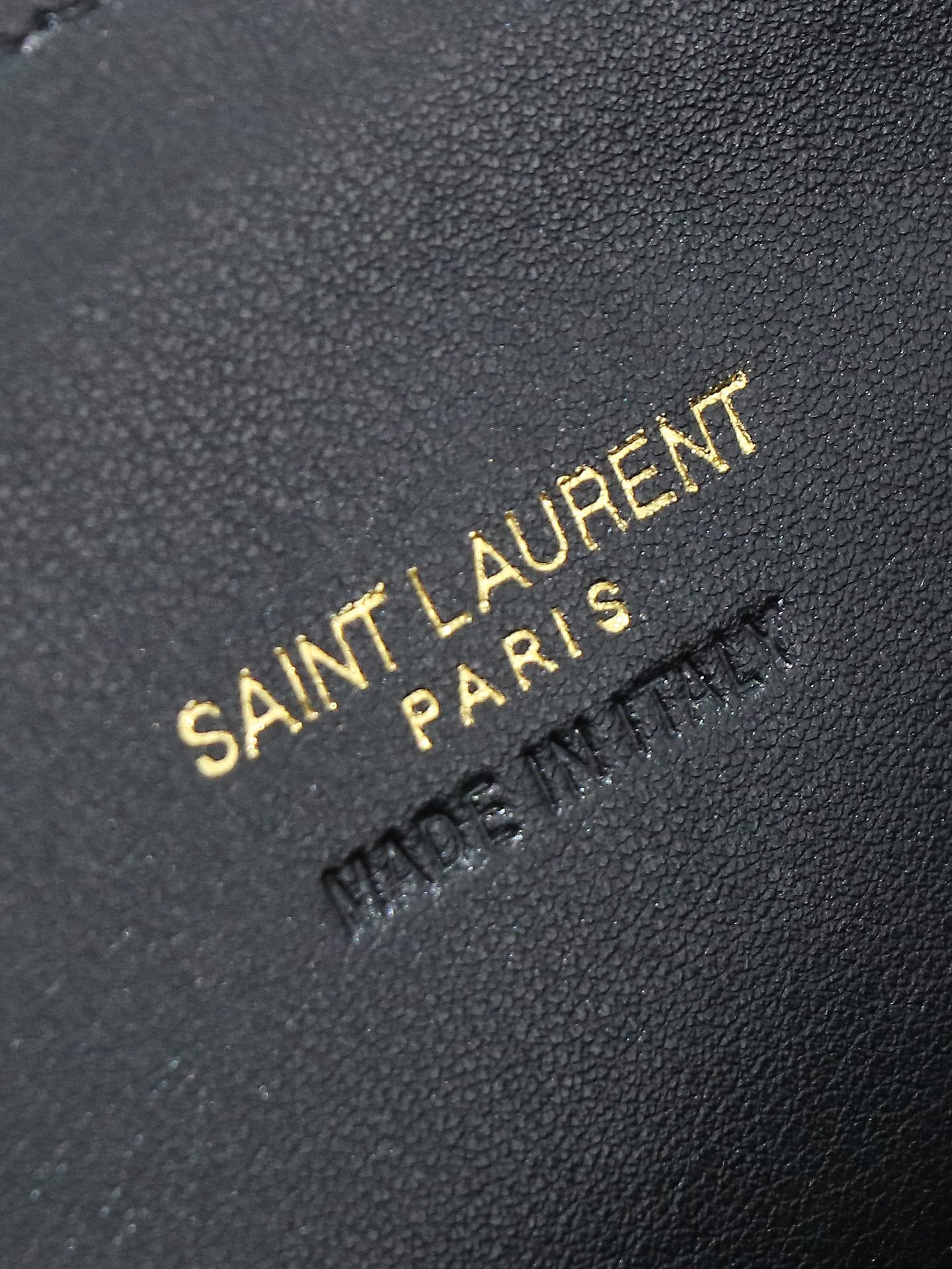 Yves Saint Laurent Classic Small SAC DE JOUR Bag 22x18x11cm