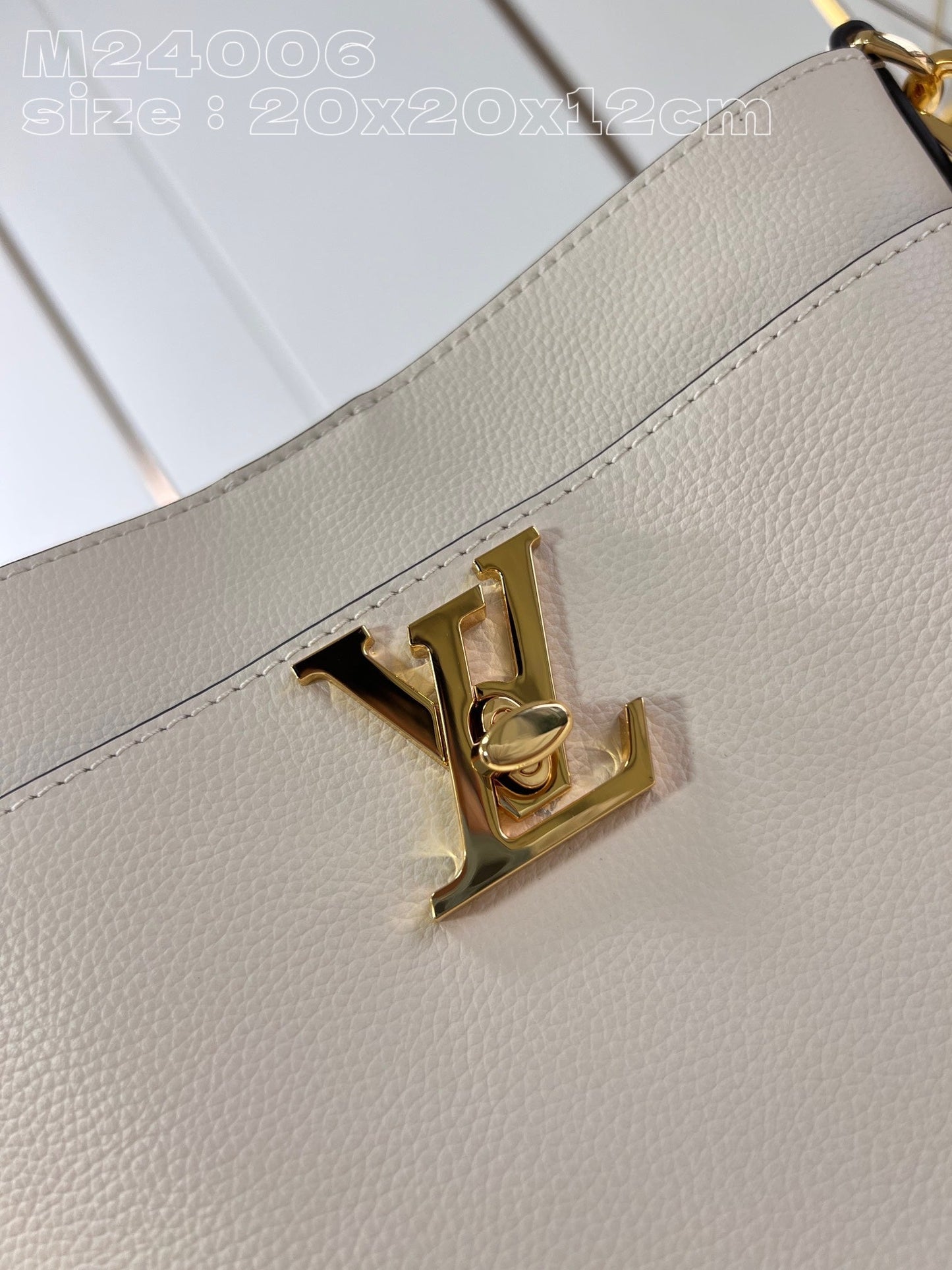 Louis Vuitton Lock and Walk Shoulder Bag White M24006, 20 x 20.5 x 12 CM