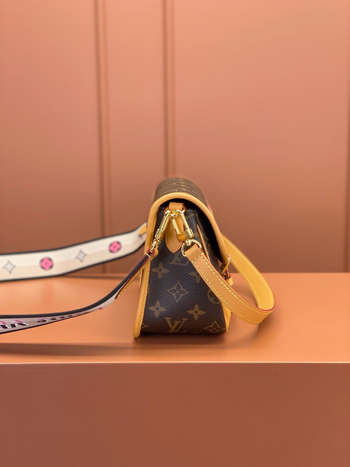 Louis Vuitton M45985 DlANE Hand Bag 24x15x9cm