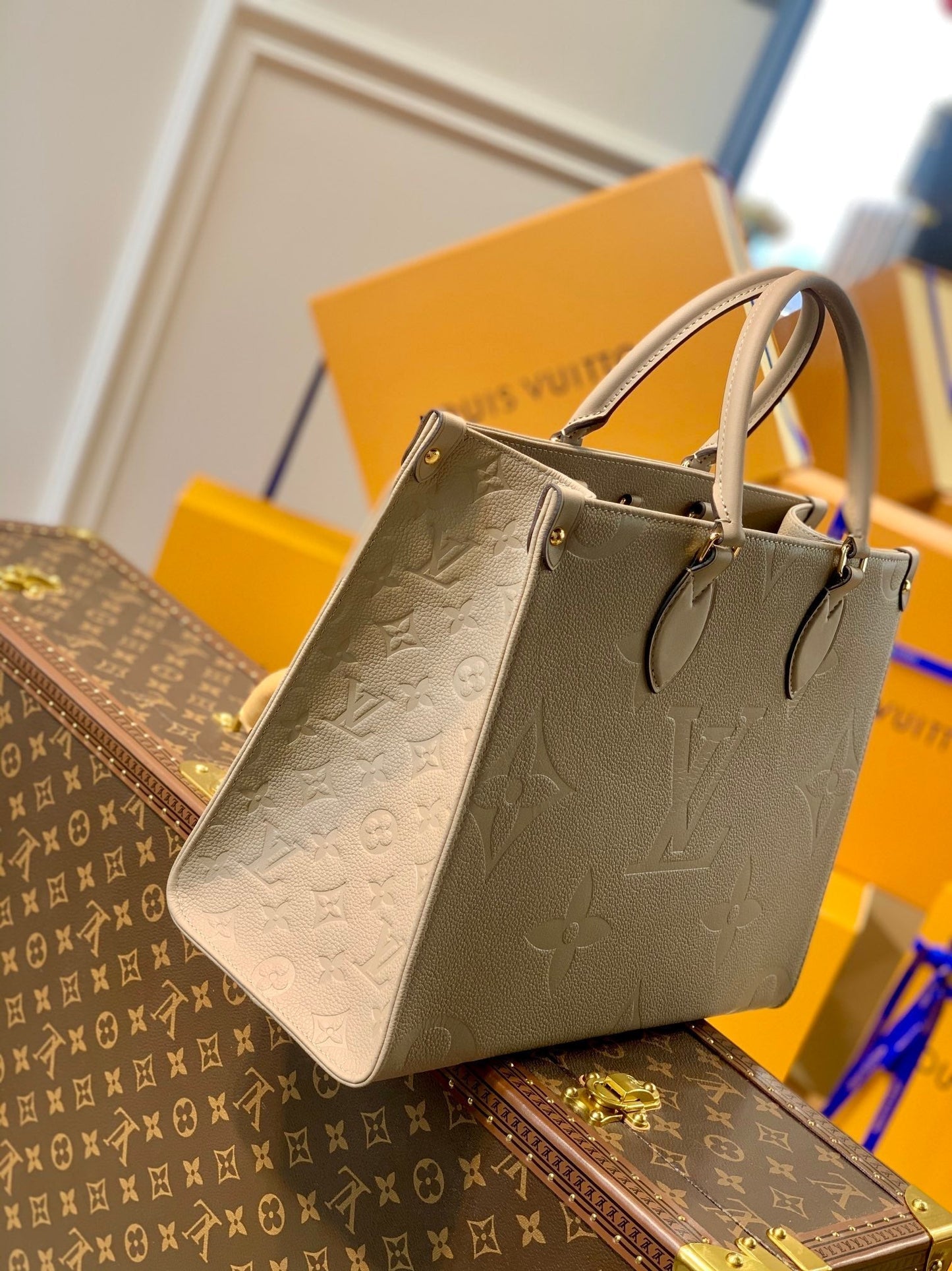 Louis Vuitton OnTheGo MM Tourterelle Empreinte M45607