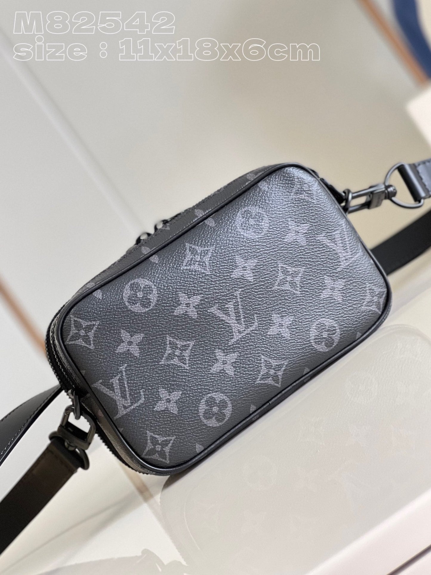 Louis Vuitton Classic Crossbody Bag M82542, 11 x 18.5 x 6.5 CM