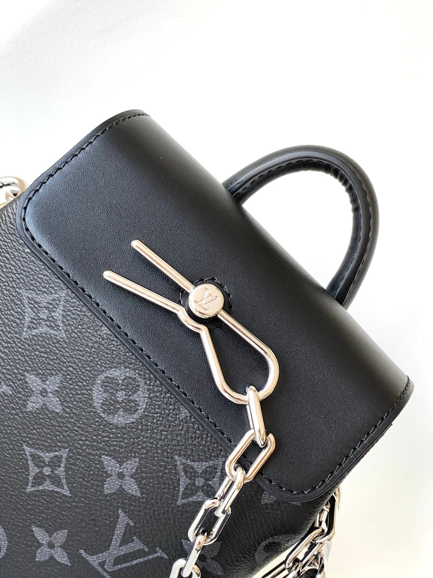Louis Vuitton Classic Handbag M82774, 15 x 18 x 7CM