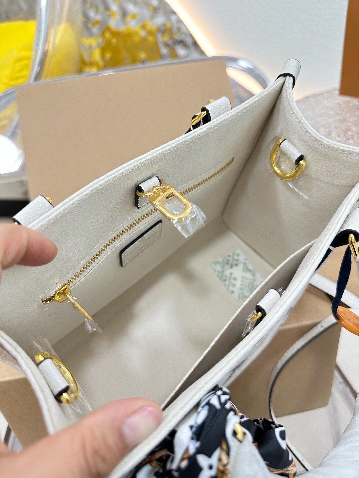 Louis Ss21 Crafty onthego small bag size : 25 * 20cm (without silk belt )
