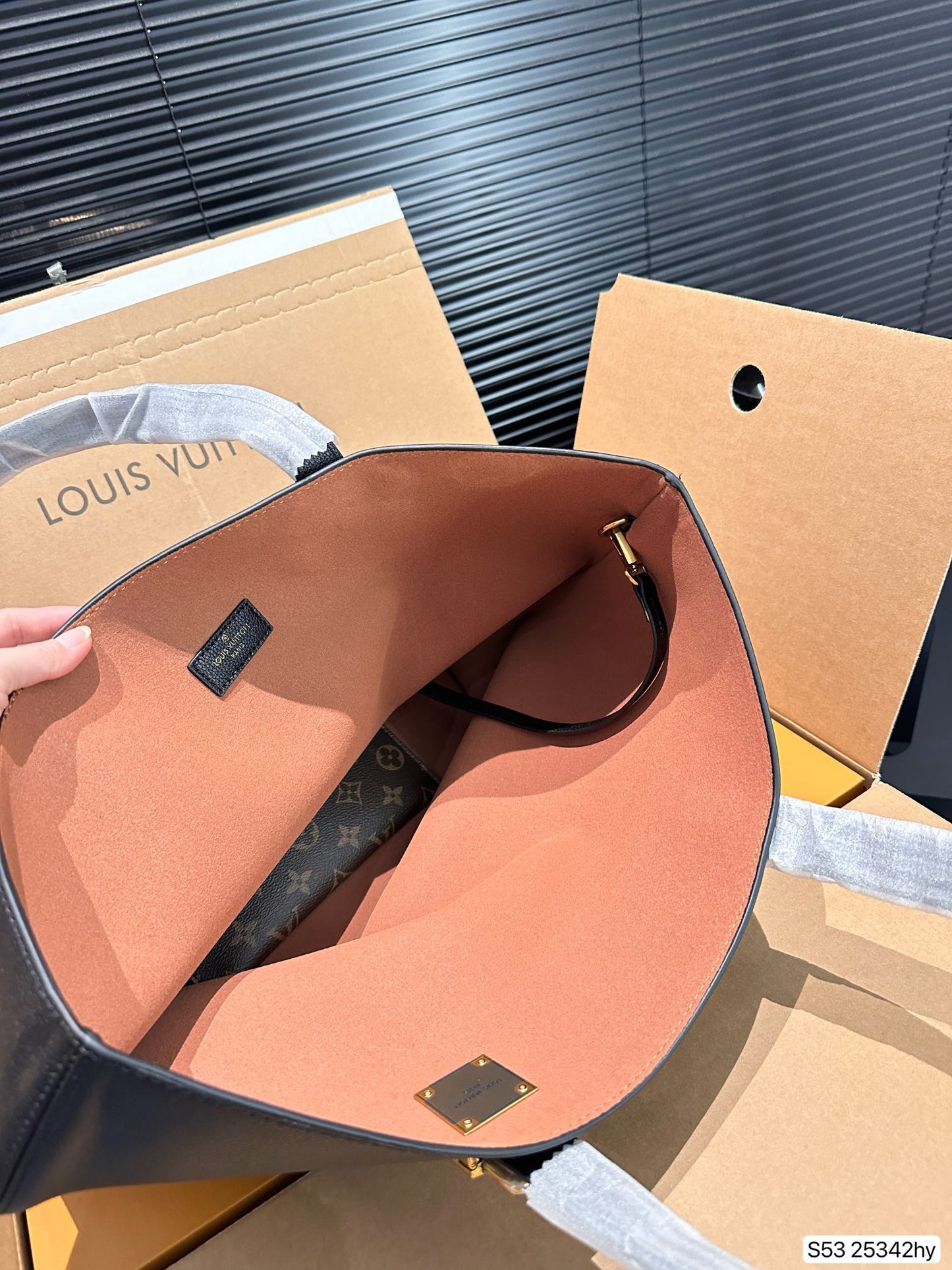 Louis new arrival lock hobo tote bag size;47 * 31 cm