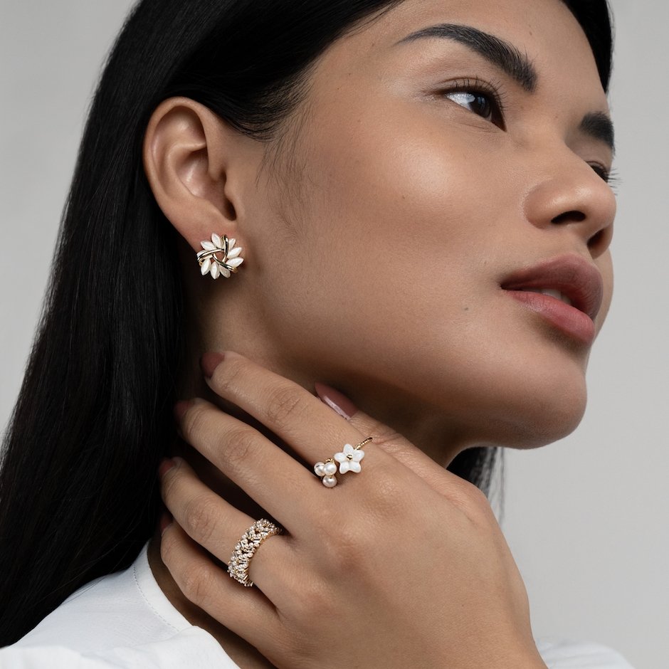 'Full Bloom' White Flower Ring