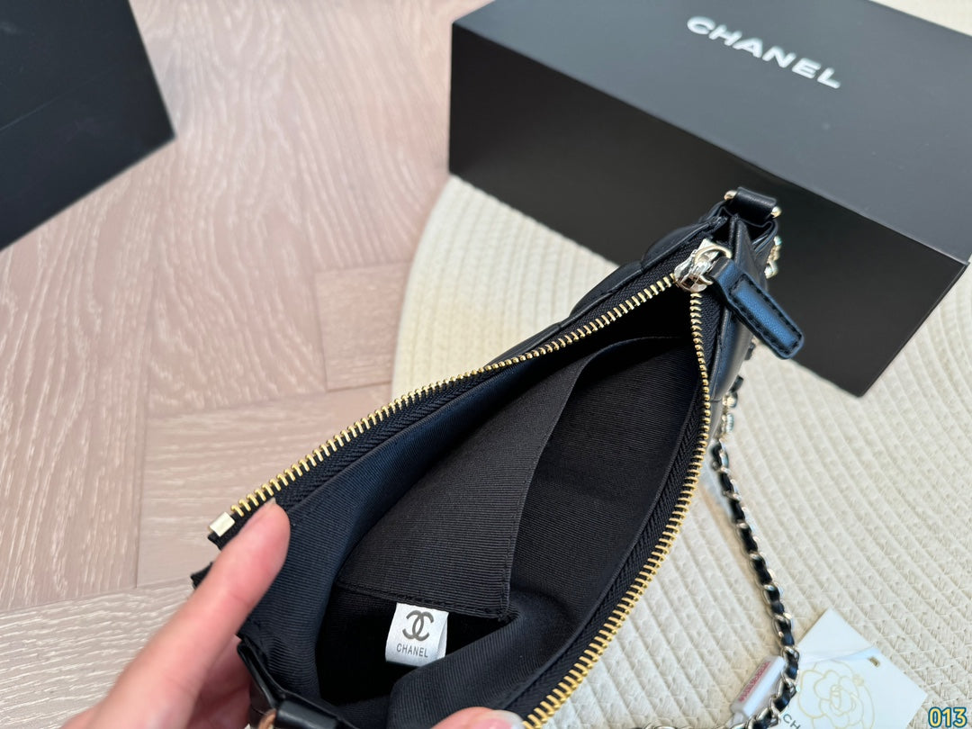 Cc new arrival chain bag size: 23 * 13 cm
