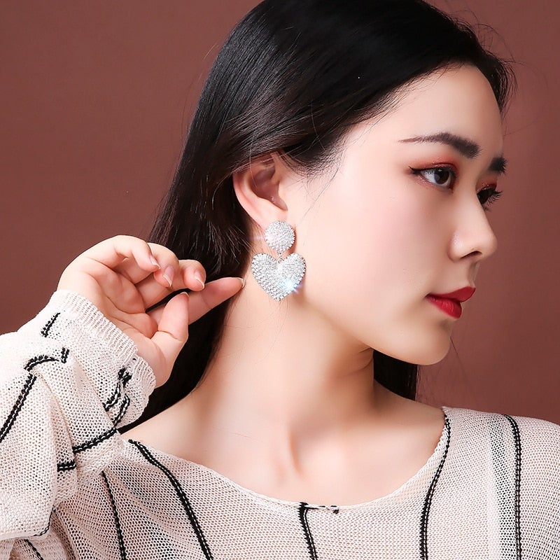 Boucles d'oreilles pendantes de luxe en forme de cœur