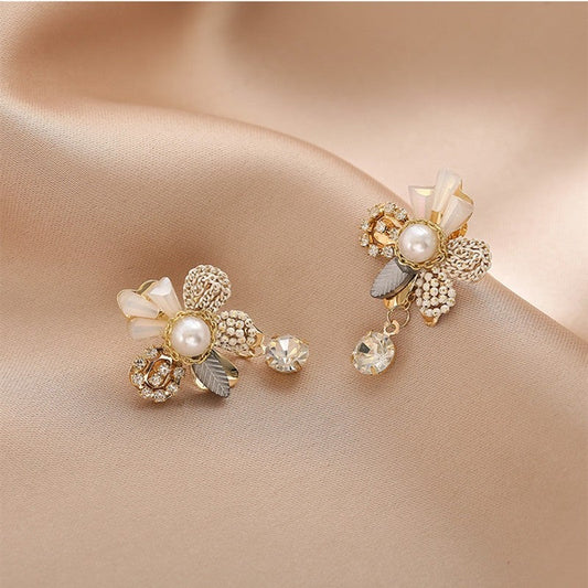 Boucles d'Oreilles Fleur de Perle et Pompon de Cristal