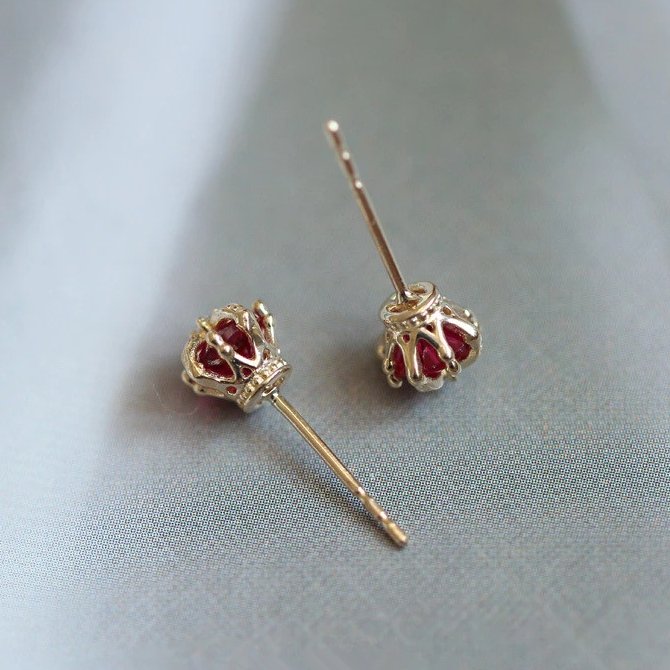 Boucles d'oreilles couronne de cristal rouge