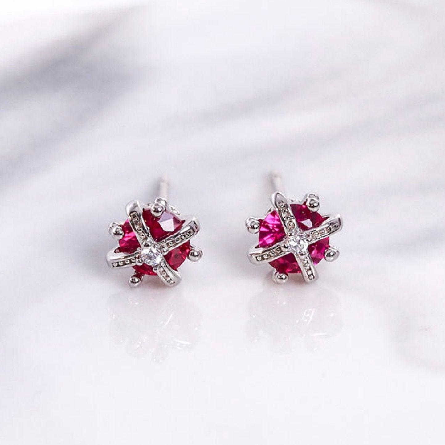 Boucles d'oreilles couronne de cristal rouge